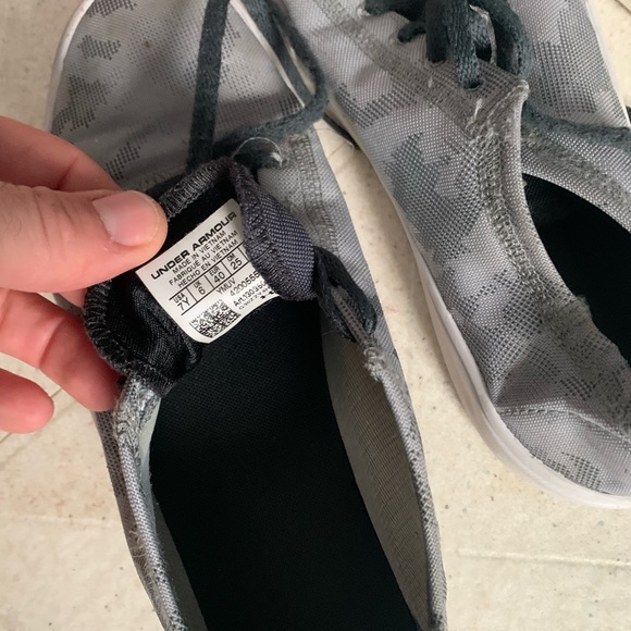 Boys 7Y under armour shoes - Picture 2 of 2